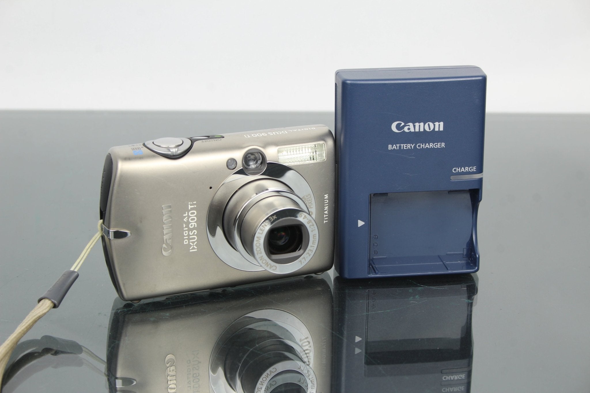 Canon Digital IXUS 900 Ti — Titanium Compact That Still Shines