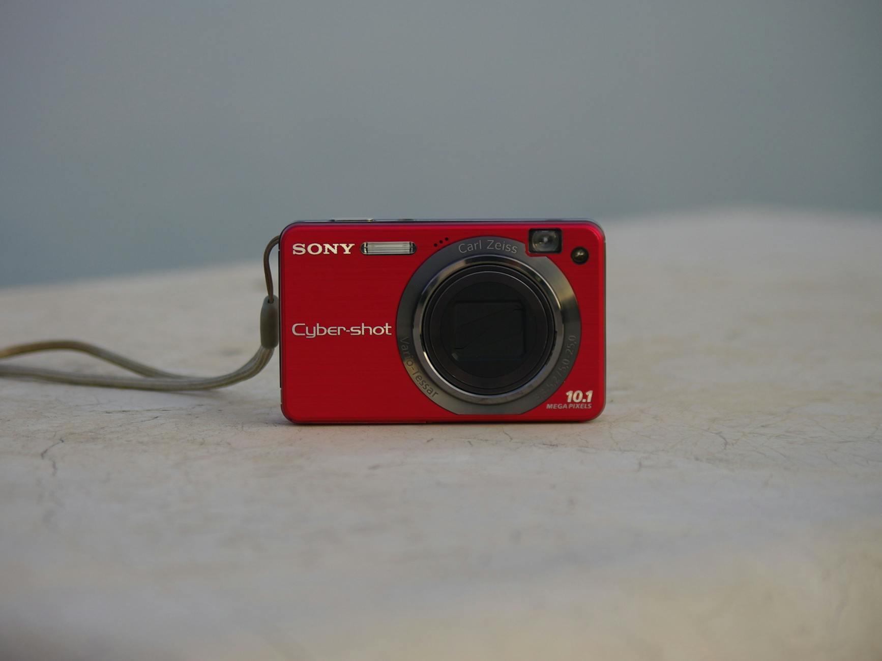 Why the Sony Cyber-Shot DSC-V1 Became a Cult Classic – Dutch|Thrift