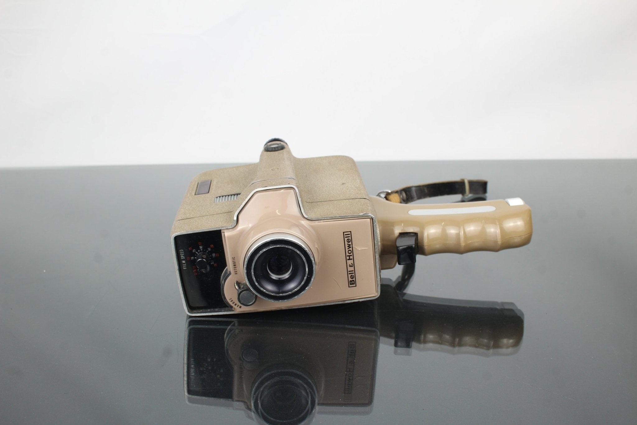 Bell & Howell AUTO-8 8mmカメラ Vintage Bell and Howell 8mm Film Movie Camera Animation Auto Load