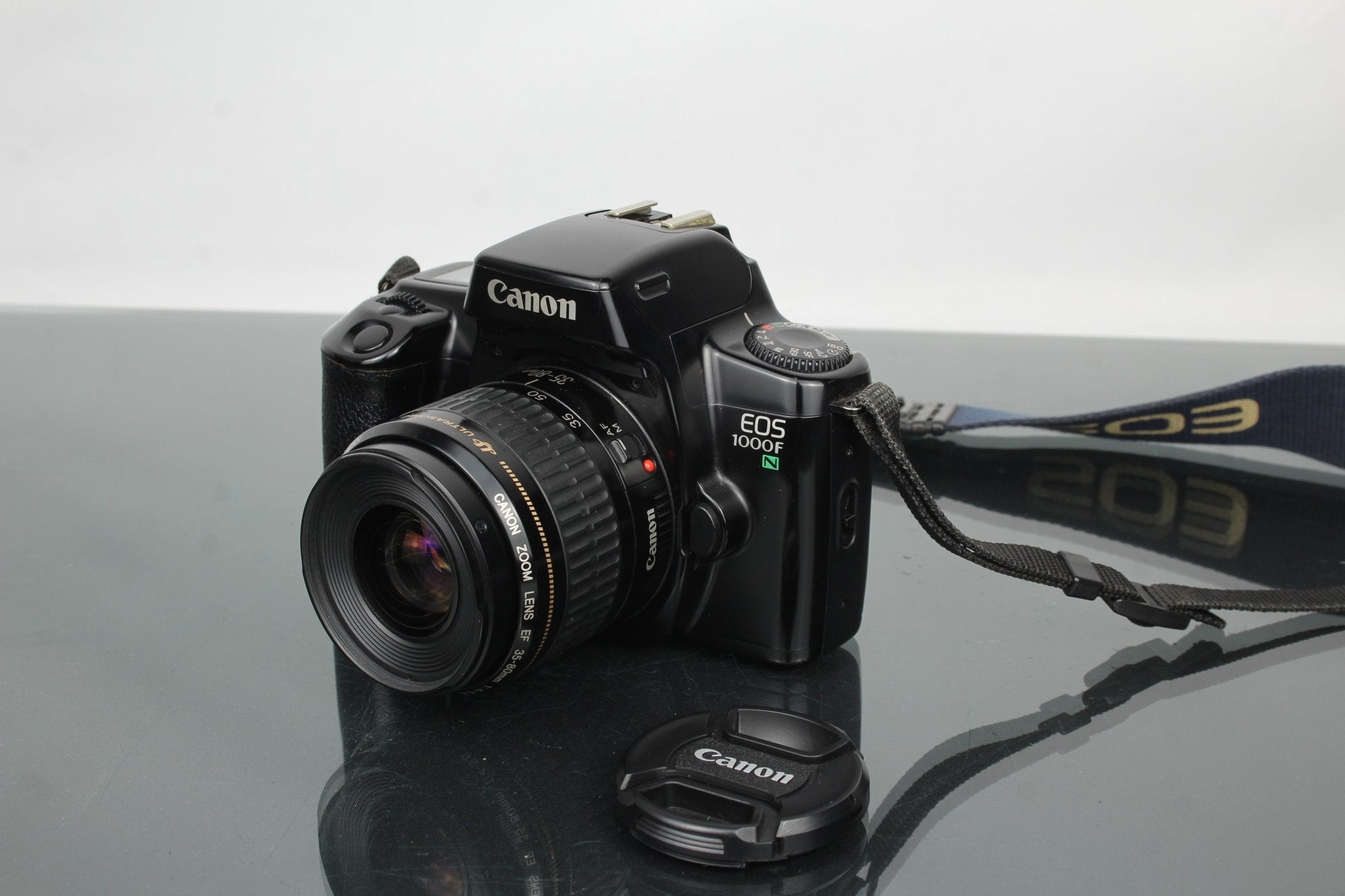 ジャンクCanon EOS 1000F フィルムカメラ （EF 35-80mm） Canon EOS 1000F + 35–80mm : Redécouvrir la simplicité du film