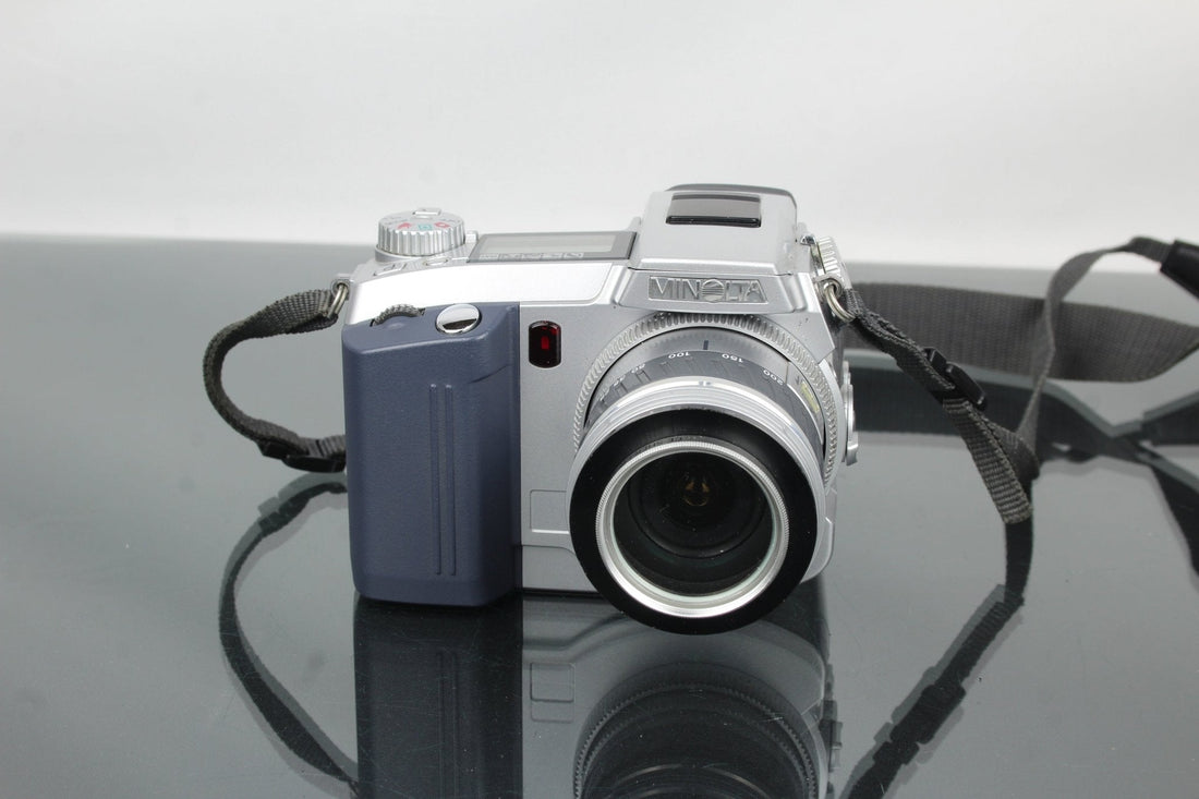 Exploring the Minolta Dimage 7: Early Digital Magic Reborn - Dutch|Thrift