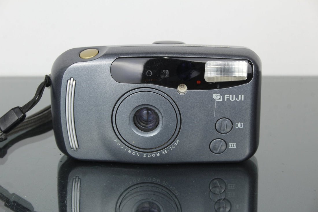 Fujifilm DL-550 Review: Classic 35mm Point & Shoot Charm - Dutch|Thrift