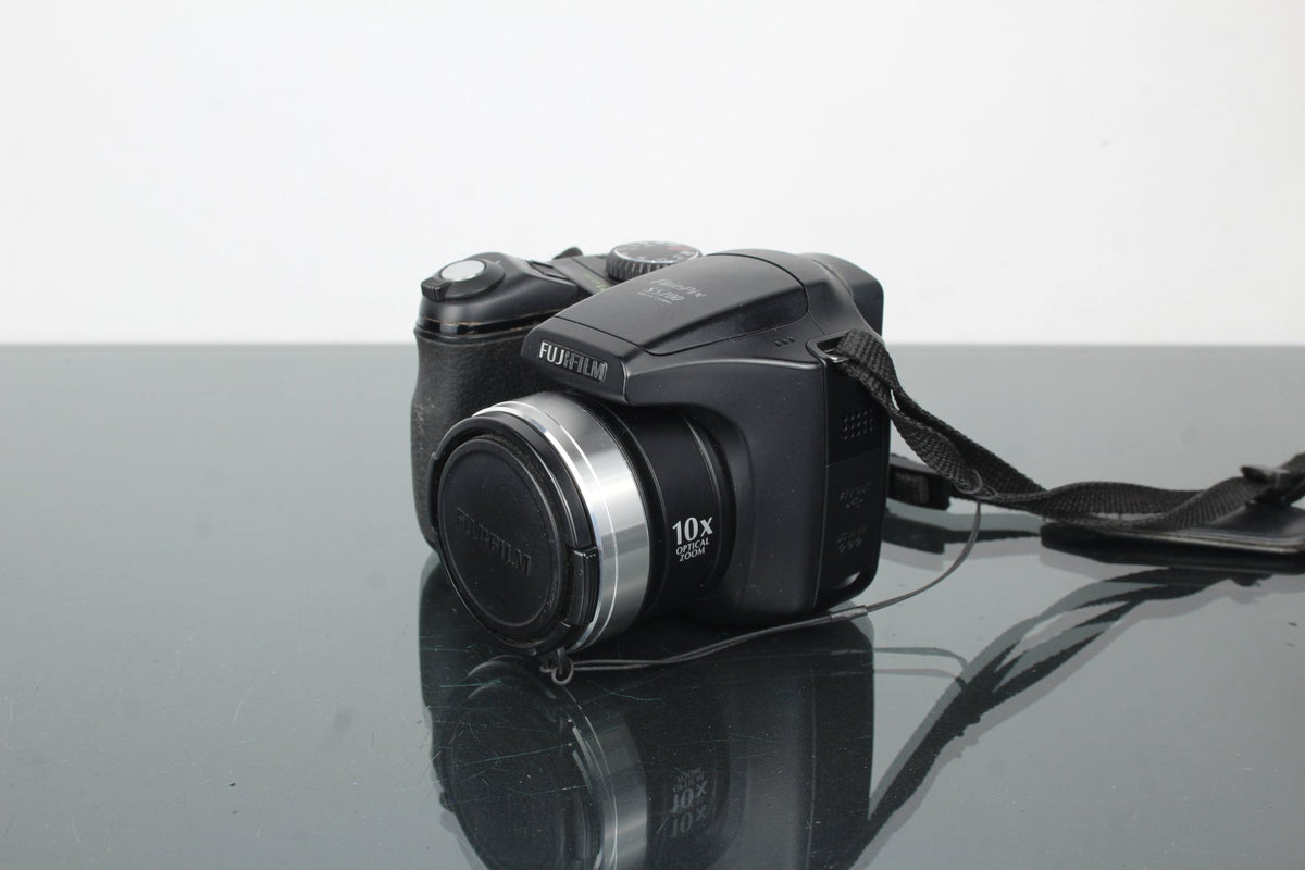 FujiFilm FinePix S5700 Review: Retro Bridge Power in 2025 – Dutch 
