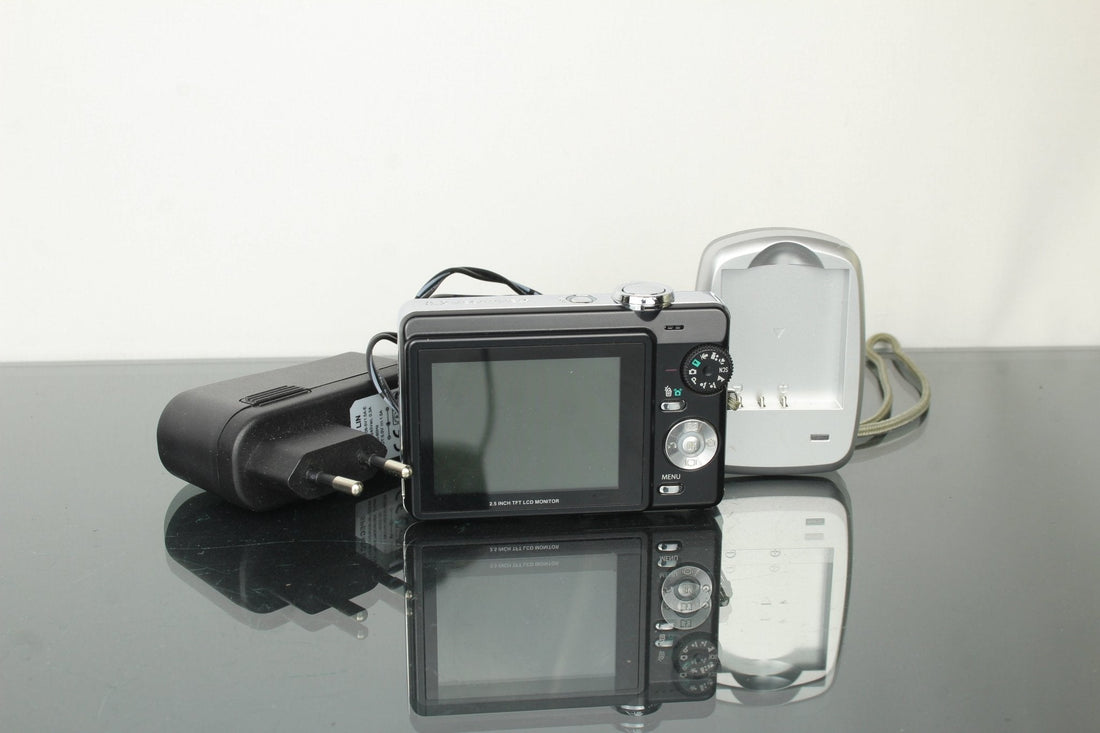 Medion MD 85766 Compact Camera: Early Digital Charm Reborn - Dutch|Thrift