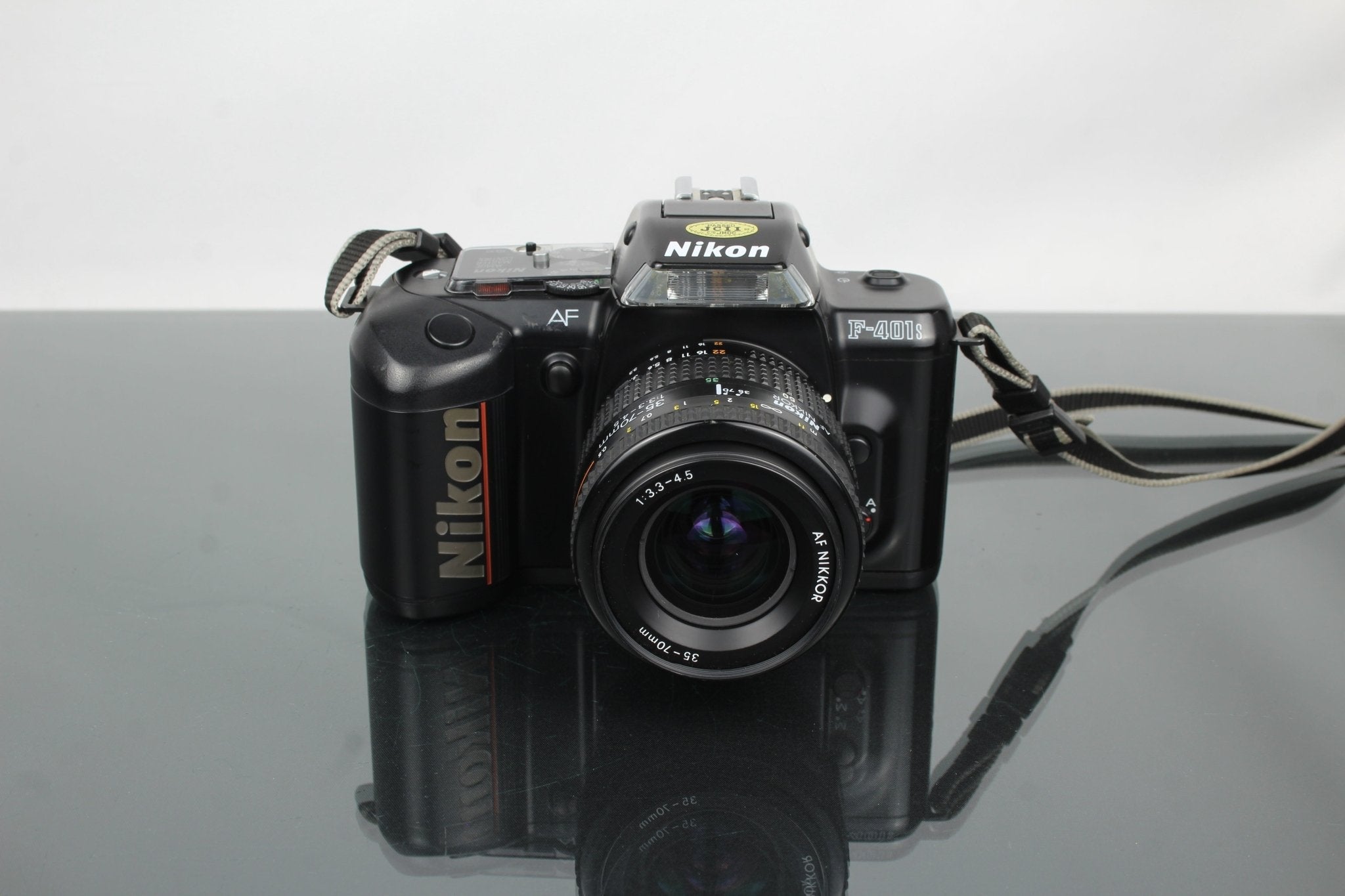25H11-255 Nikon f-401S 一眼レフカメラ AF NIKKOR Nikon AF F-401S + 35–70mm: Film Autofocus You Can Afford – Dutch