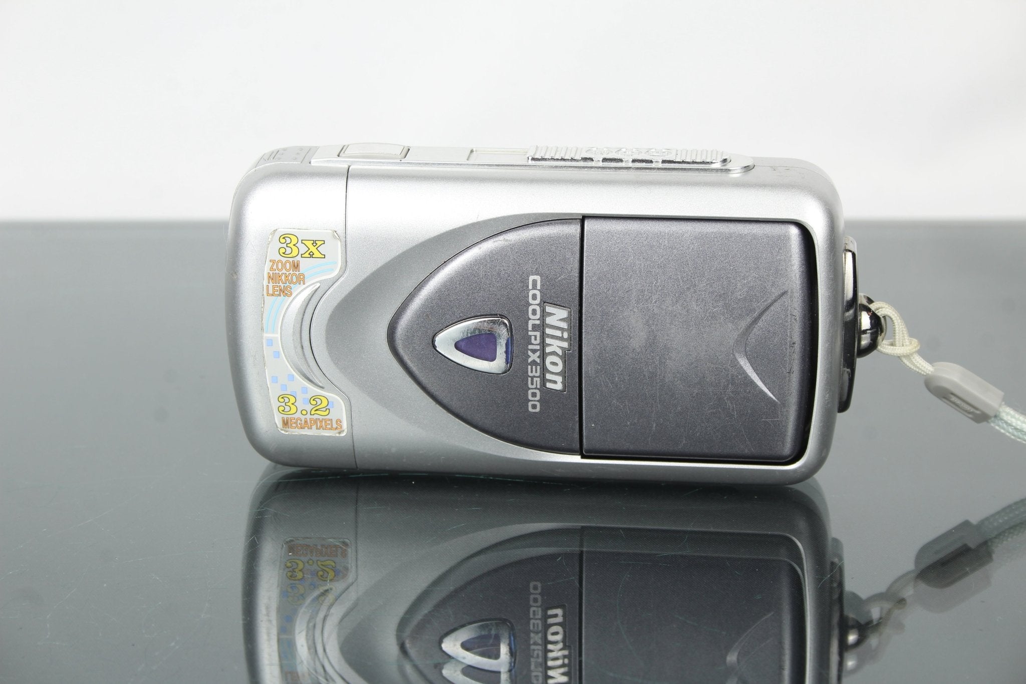 Nikon Coolpix 3500 2500の色違い Nikon Coolpix 3500 Review: Retro Compact for Lo-Fi Creators