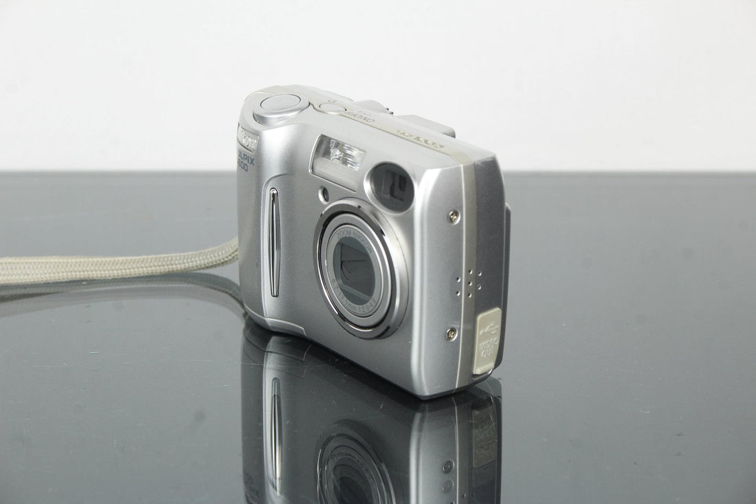 Nikon Coolpix E4600: vintage digital charm in 4 megapixels - Dutch|Thrift