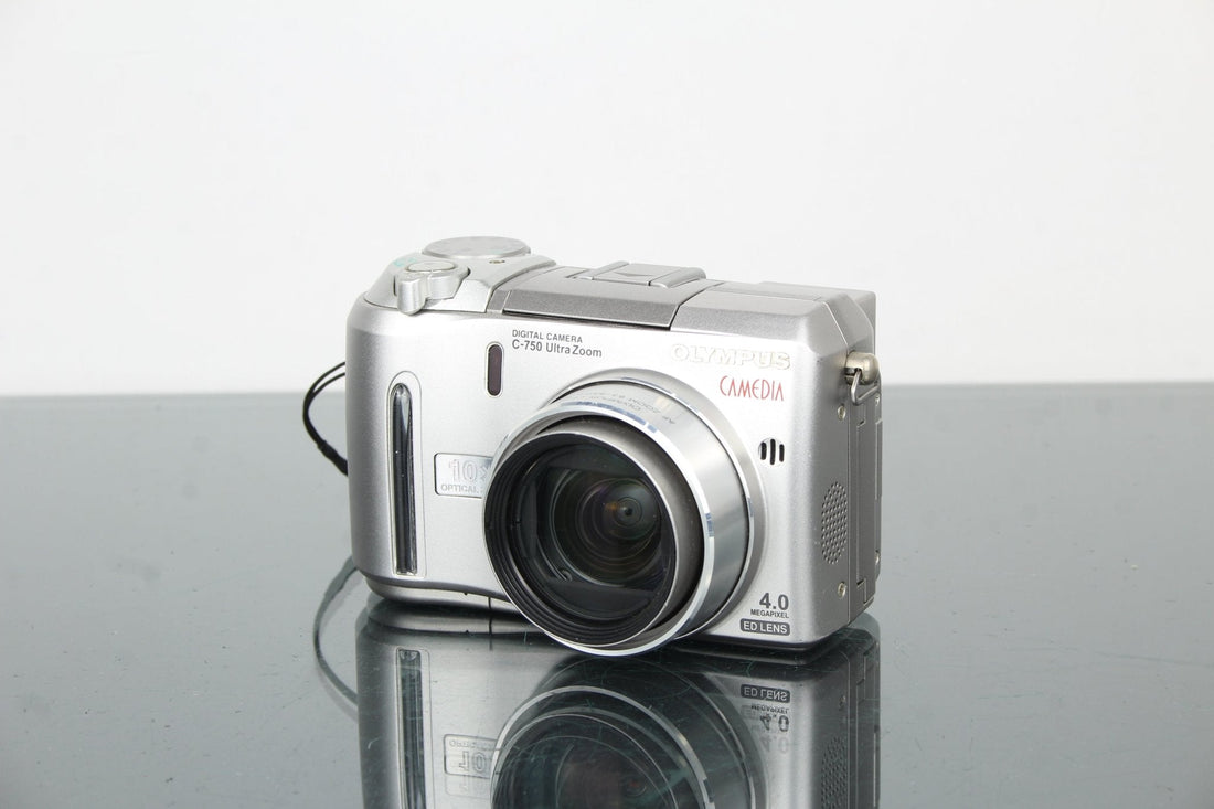 Olympus CAMEDIA C‑750 Review: Digital Nostalgia with Modern Potential - Dutch|Thrift