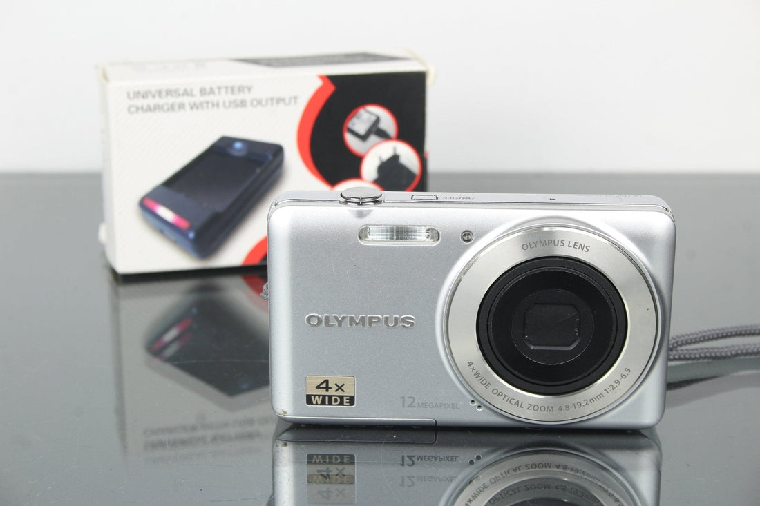 Rediscover the Olympus D-700: Compact CCD Magic for Creators - Dutch|Thrift
