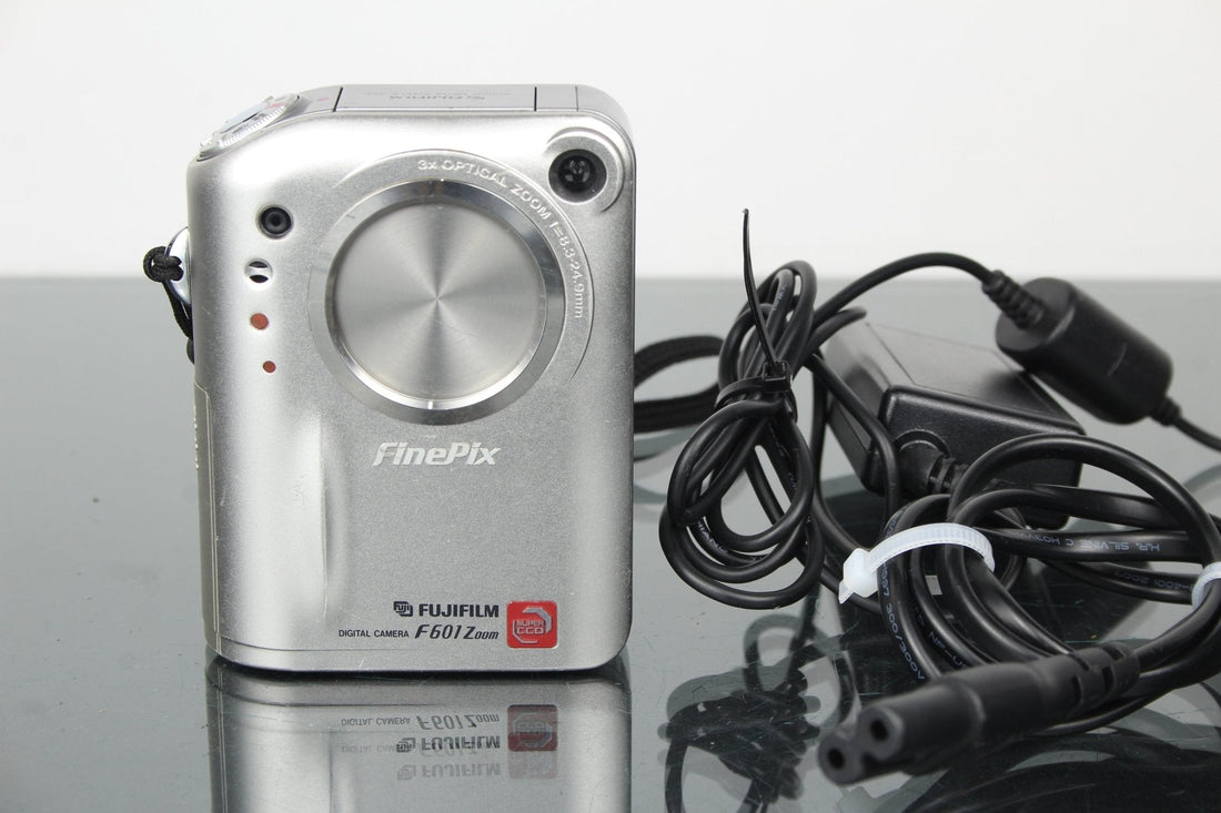 Rediscovering the Fujifilm FinePix F601 Zoom in the Digital Age - Dutch|Thrift