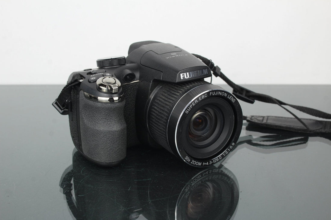 Rediscovering the Fujifilm FinePix S4000 in 2025 - Dutch|Thrift