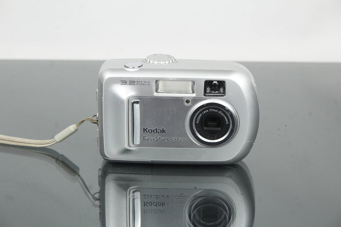 Rediscovering the Kodak EasyShare CX7300 in 2025 - Dutch|Thrift