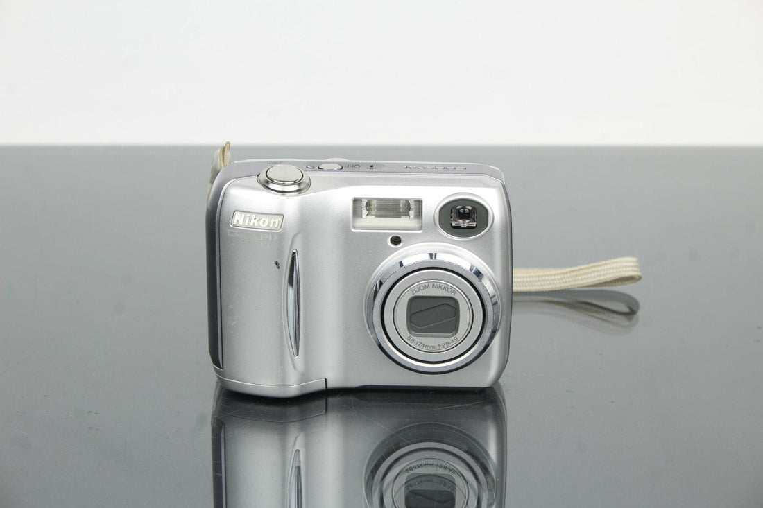 Rediscovering the Nikon Coolpix 4100 for Retro Creative Photography - Dutch|Thrift