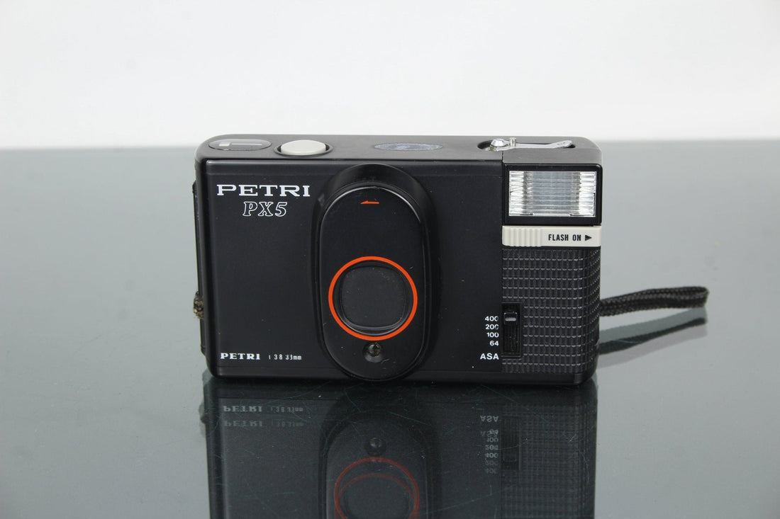 Rediscovering the Petri PX5: Compact Film Charm for Creators - Dutch|Thrift