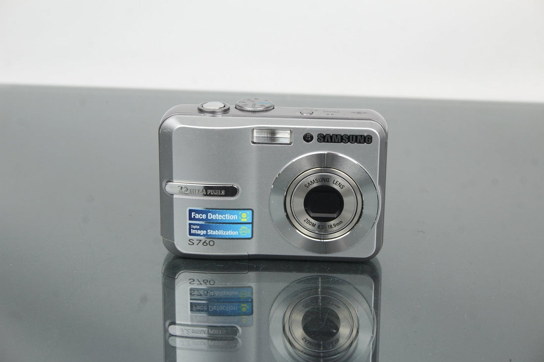 Rediscovering the Samsung S760: A Creative Retro Compact - Dutch|Thrift
