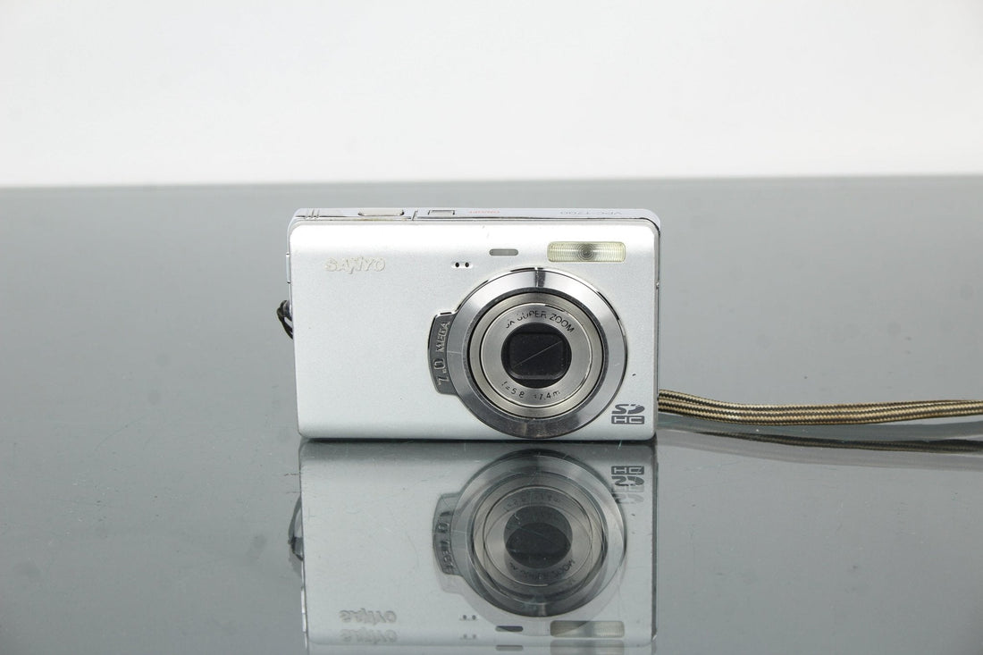 Rediscovering the Sanyo VPC-T700: Retro Compact Magic - Dutch|Thrift