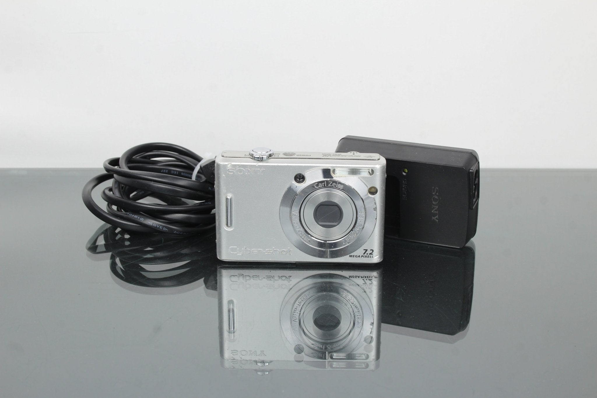 Sony Cyber-shot DSC-W35: Retro Camera in 2025 – Dutch|Thrift