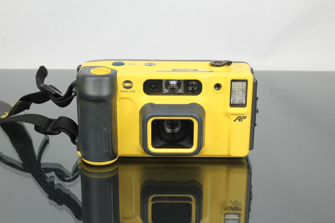 The Minolta Weathermatic 35DL: Waterproof Vintage Film Fun - Dutch|Thrift