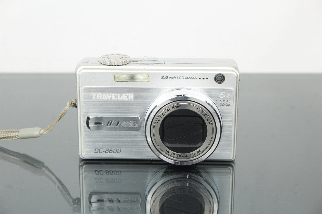 Traveler DC-8600 Digital Camera: Retro Charm, Creative Power - Dutch|Thrift