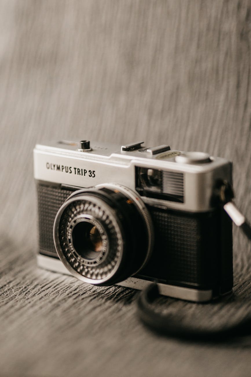 Why Secondhand Cameras Win in 2025 – Dutch|Thrift