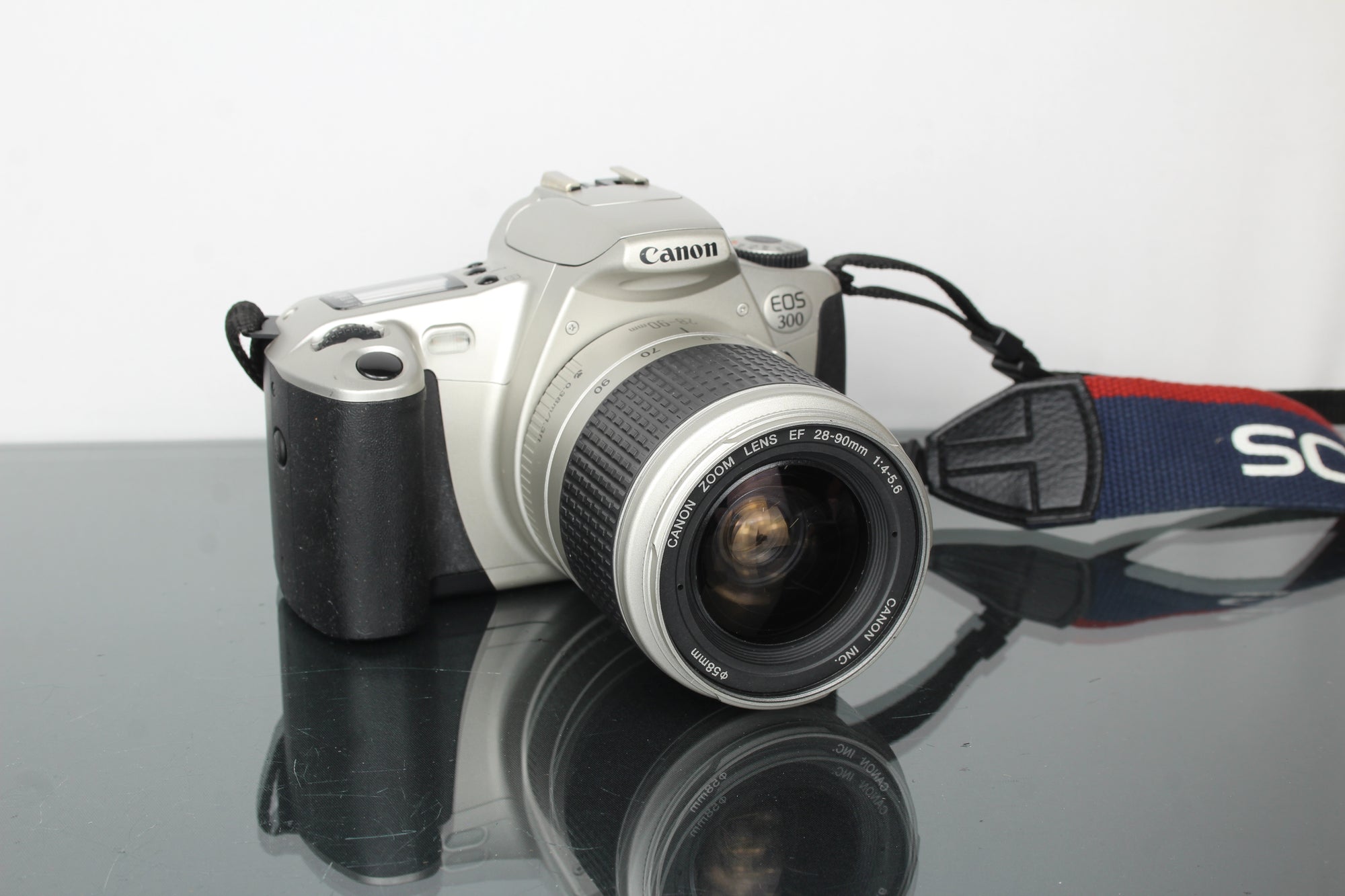 Canon EOS 300 + 28-90mm 1:4-5.6 Canon EF lens