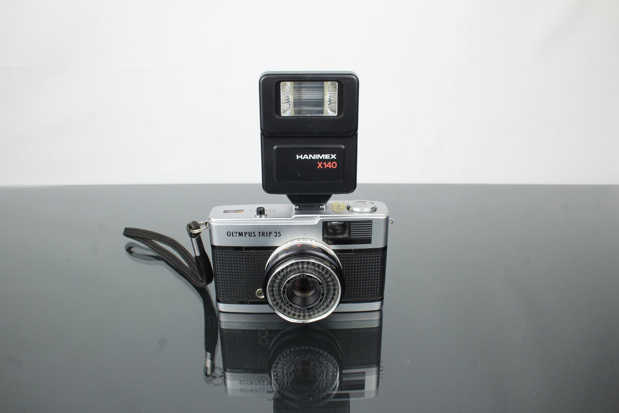 Olympus Trip 35 + Hanimex X140 Flash