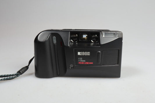 Ricoh AF-500 | Cámara de película de apuntar y disparar de 35 mm | Negro