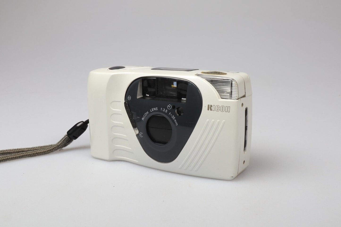 Ricoh FF-9 | Cámara de película de apuntar y disparar de 35 mm | Blanco