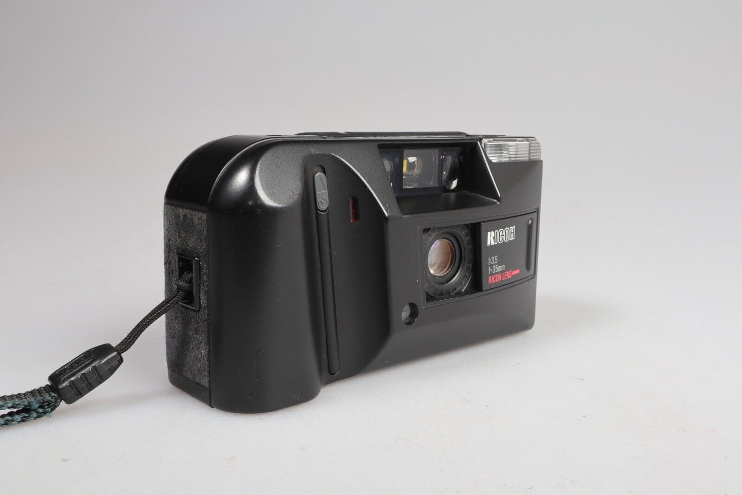 Ricoh AF-500 | Cámara de película de apuntar y disparar de 35 mm | Negro