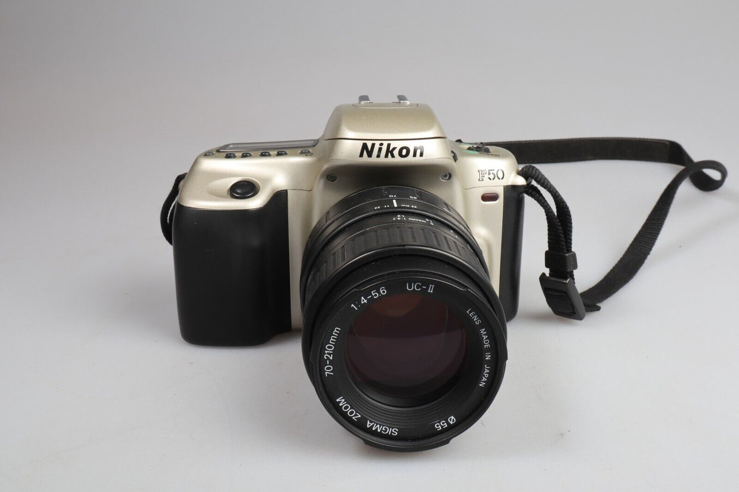 Nikon F50 | Appareil photo reflex argentique 35 mm | Objectif zoom Sigma 70-210 mm