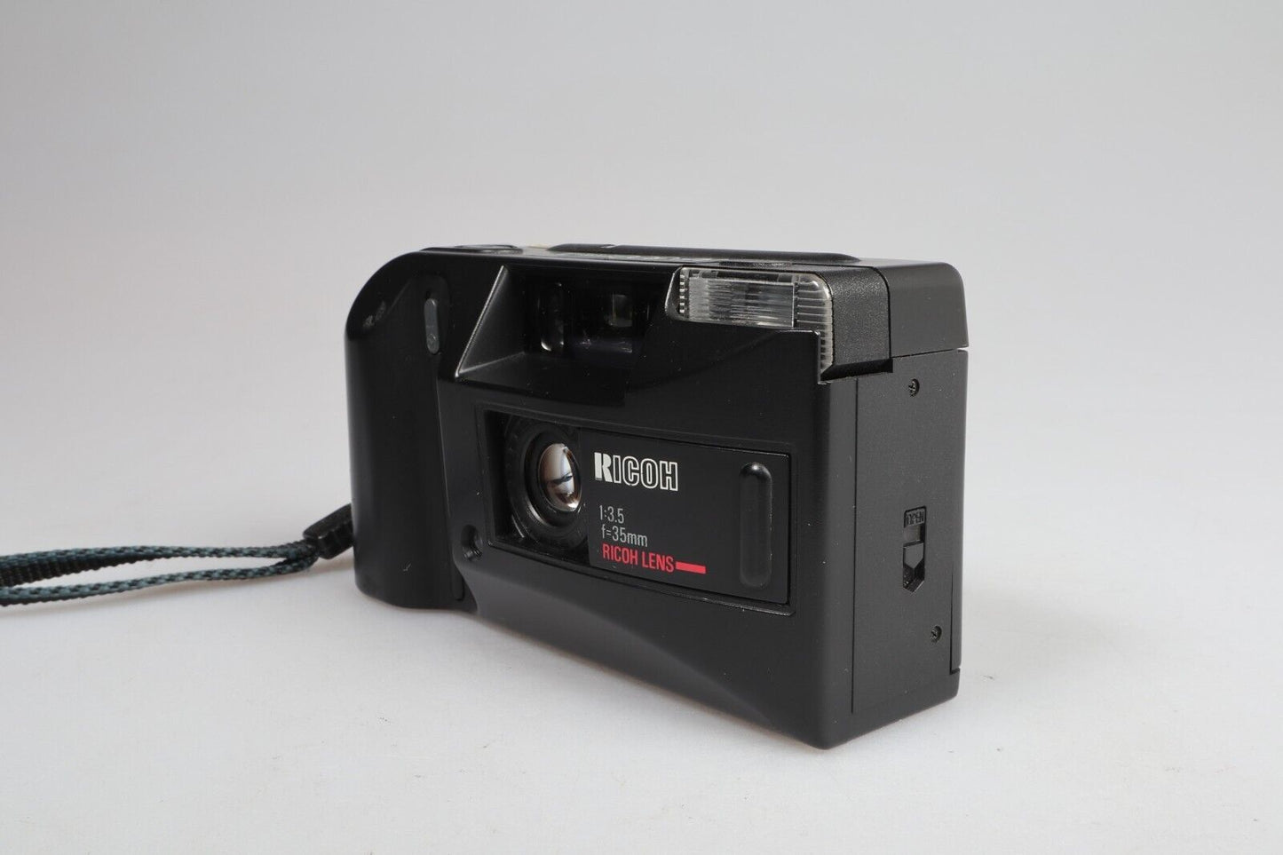 Ricoh AF-500 | Cámara de película de apuntar y disparar de 35 mm | Negro