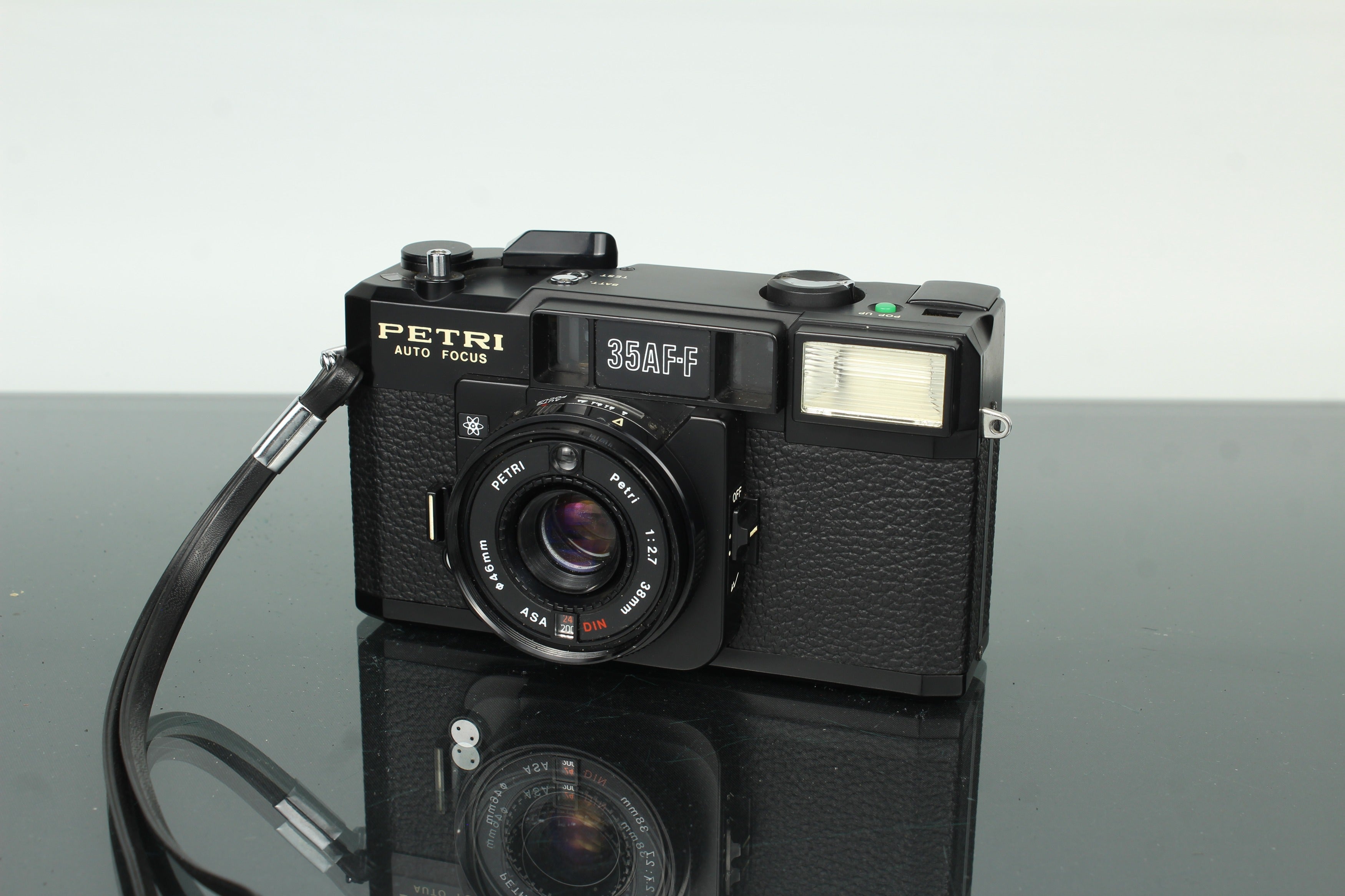 Petri 35AF-F 38mm f/2.7 – Dutch|Thrift