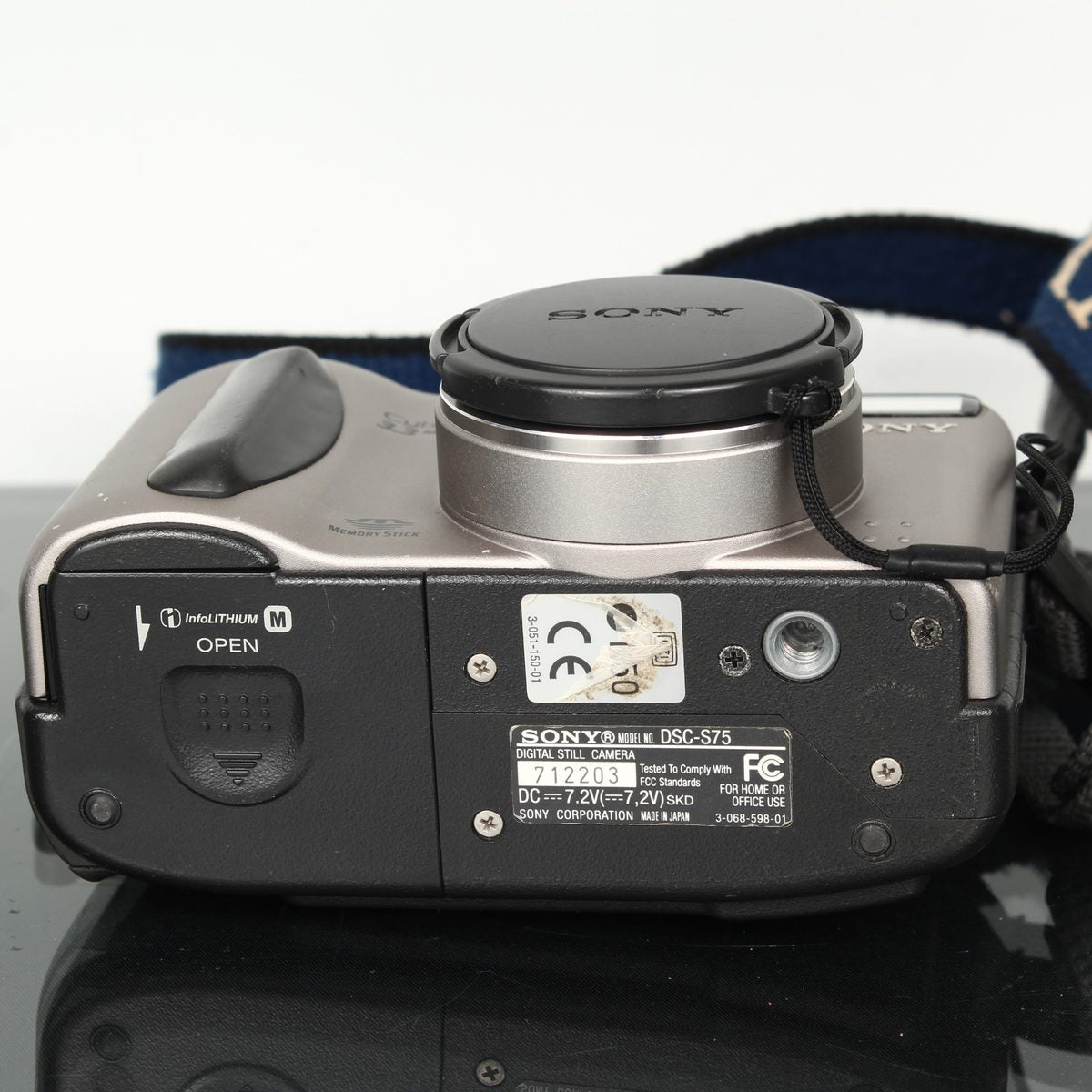 Sony Cyber-shot DSC-S75 Digital Camera | Carl Zeiss Lens – Dutch