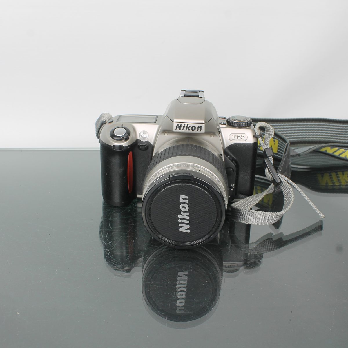 Nikon F65 + Nikon 1:3.3/5.6 28-80mm