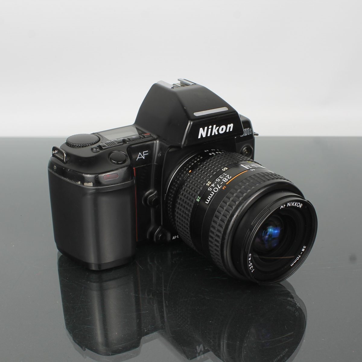 Nikon F-801s + AF Nikkor 28-70mm 1:3.5-4.5