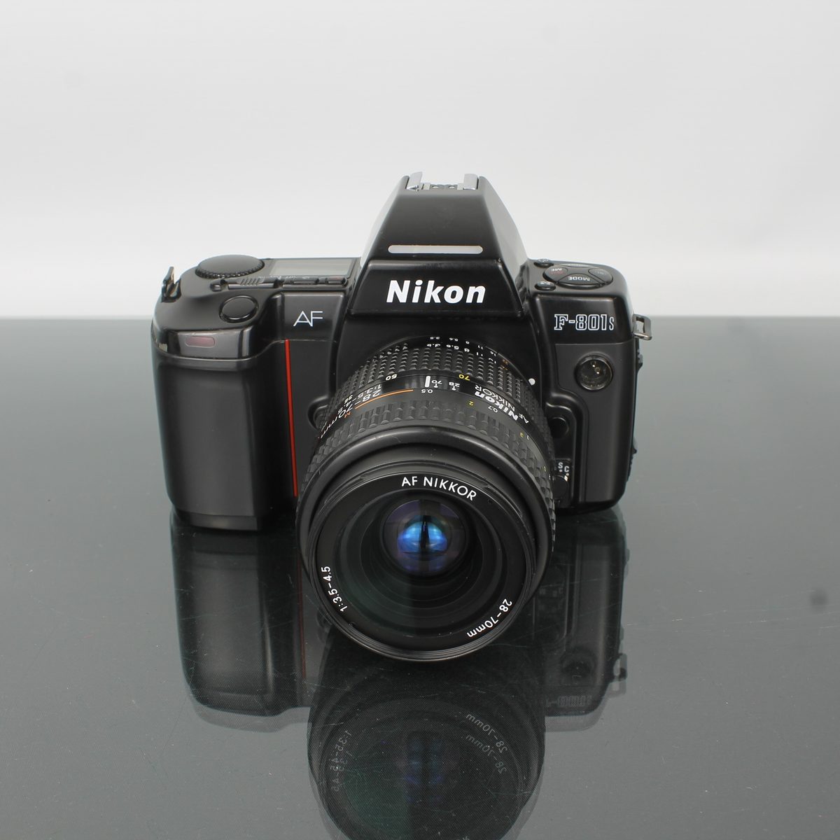 Nikon F-801s + AF Nikkor 28-70mm 1:3.5-4.5