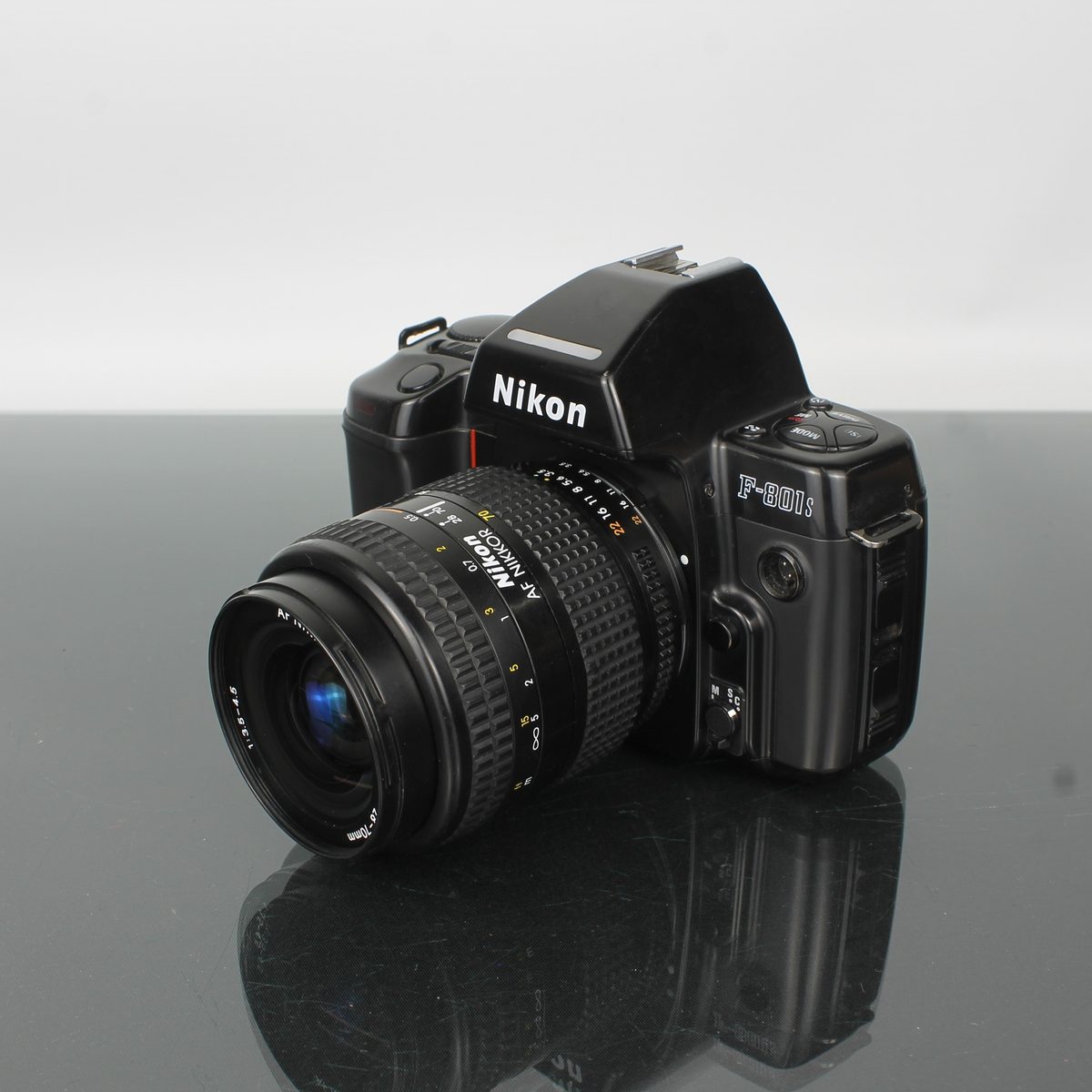 Nikon F-801s + AF Nikkor 28-70mm 1:3.5-4.5