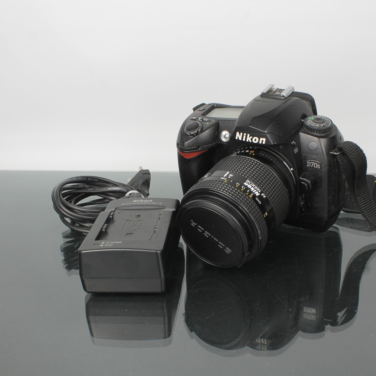 Nikon D70s + Nikon AF Nikkor 1:3.5-4.5 35-105mm