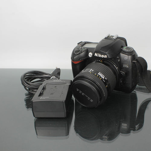 Nikon D70s + Nikon AF Nikkor 1:3.5-4.5 35-105mm