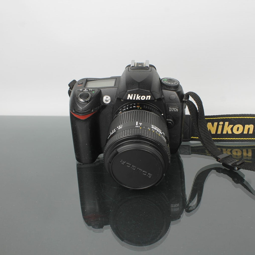 Nikon D70s + Nikon AF Nikkor 1:3.5-4.5 35-105mm