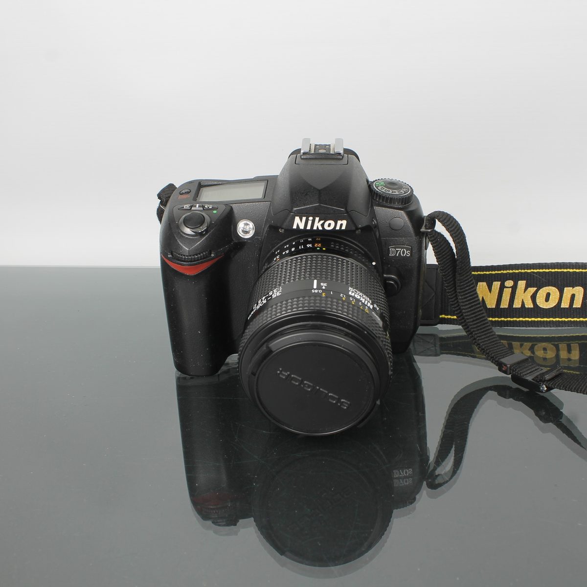 Nikon D70s + Nikon AF Nikkor 1:3.5-4.5 35-105mm