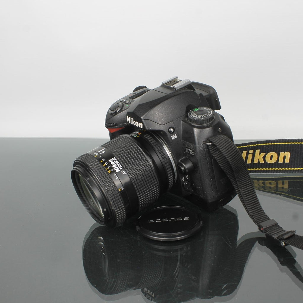 Nikon D70s + Nikon AF Nikkor 1:3.5-4.5 35-105mm