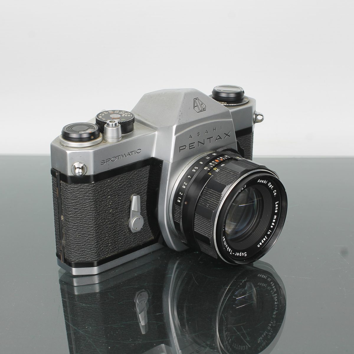 Asahi Pentax Spotmatic SP with Super-Takumar 55mm f/1.8 – Dutch|Thrift