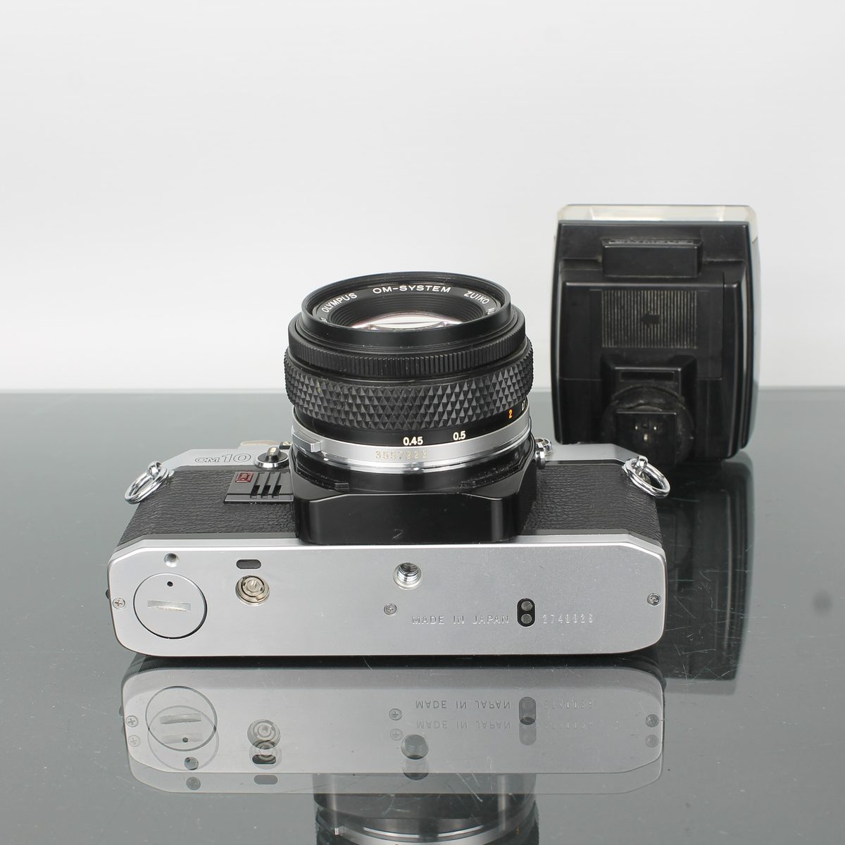 Olympus OM-10 Film Camera Kit with Zuiko 50mm f/1.8 Lens – Dutch