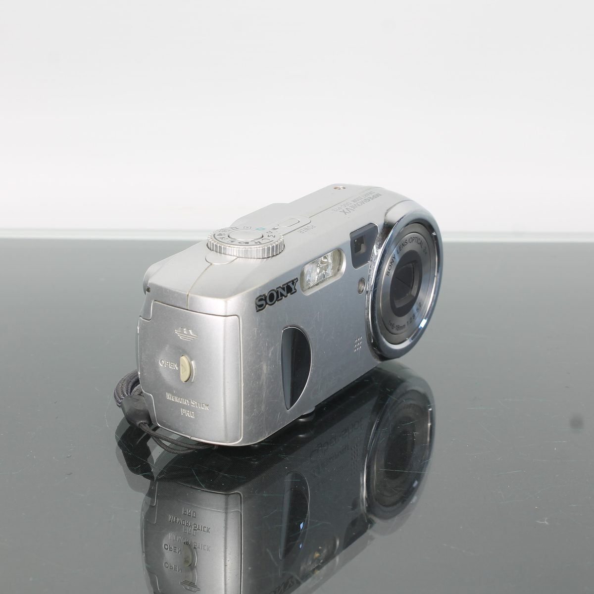 Sony Cyber-shot DSC-P73