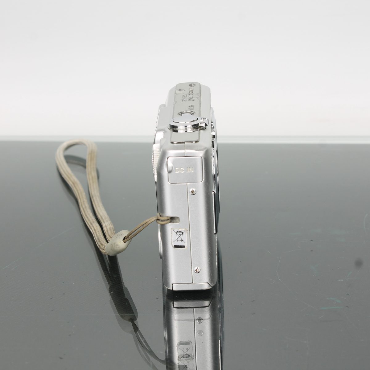 Sony Cyber-shot DSC-W35 7.2MP Digital Camera + Universal Charger