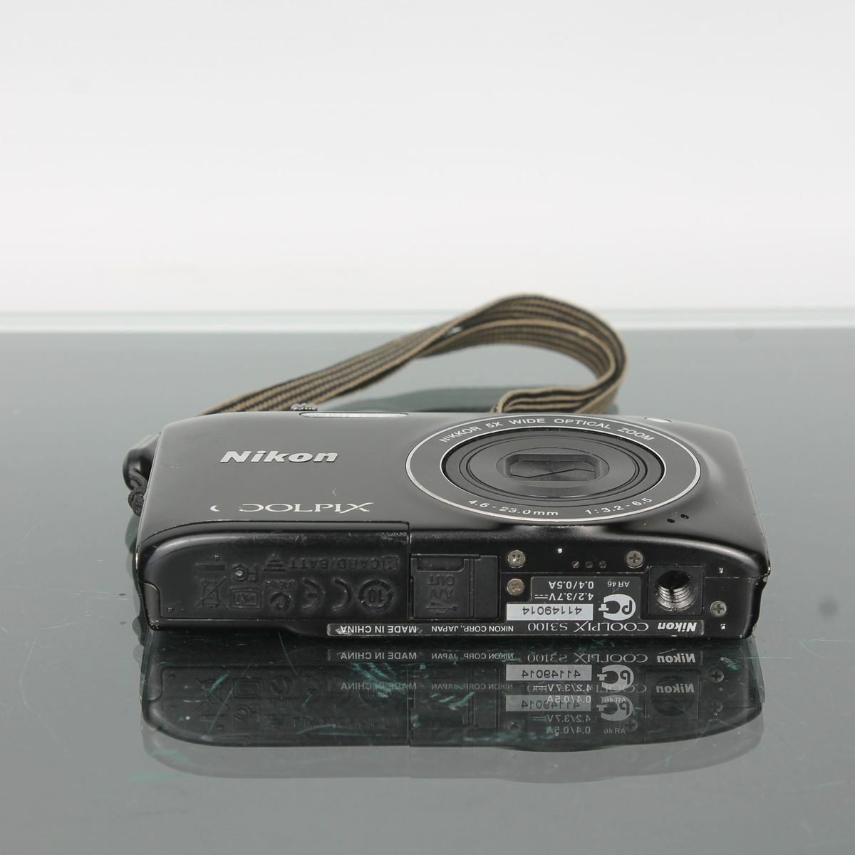Nikon Coolpix S3100 Digital Camera with Universal Charger – Dutch