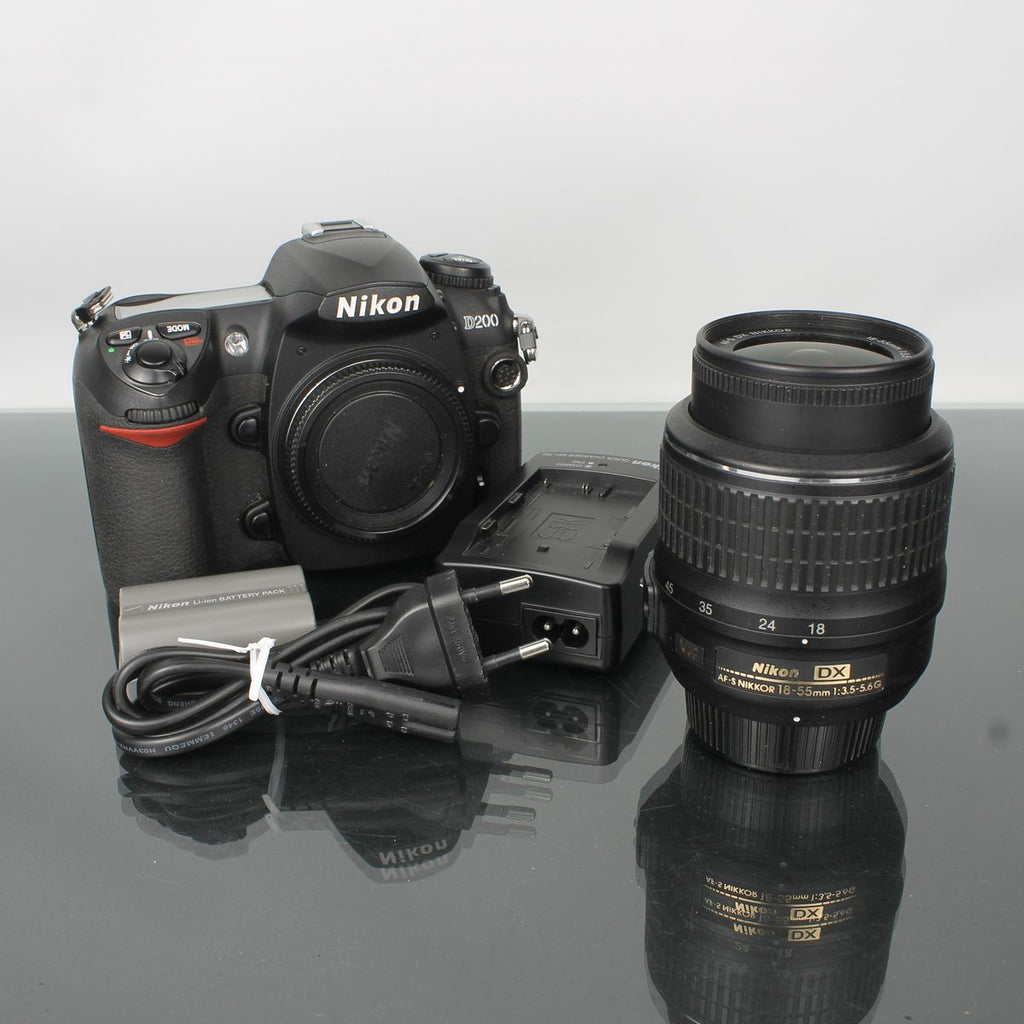 Nikon D200 + DX Nikkor 18-55mm 1:3.5-5.6