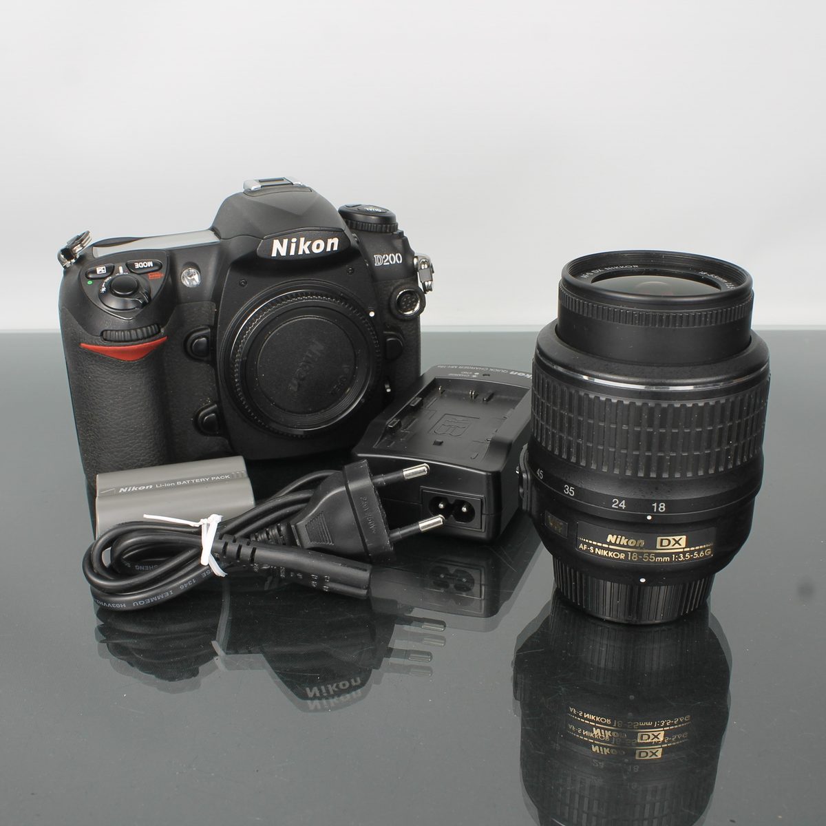 Nikon D200 + DX Nikkor 18-55mm 1:3.5-5.6