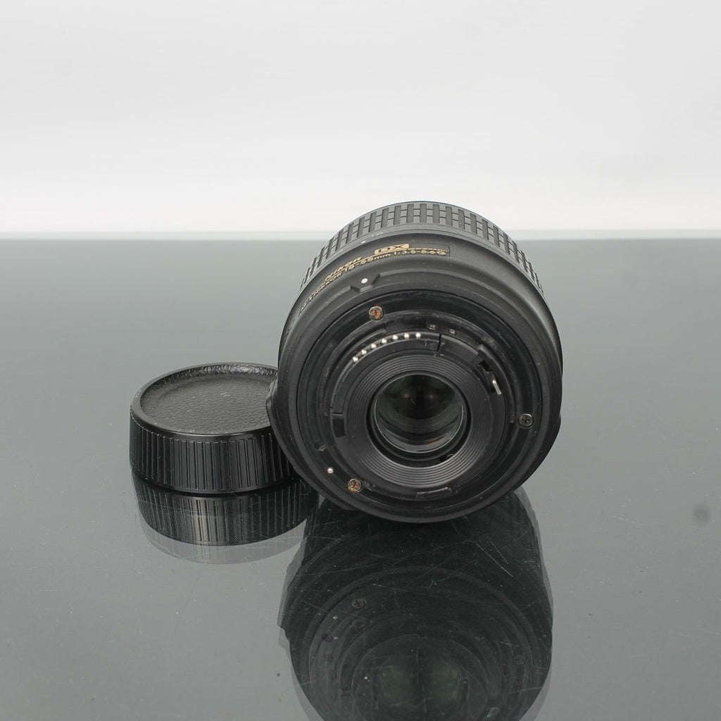 Nikon D200 + DX Nikkor 18-55mm 1:3.5-5.6